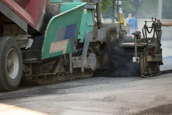 Śledzone nawierzchni w nawierzchni asfaltowej działa na naprawy dróg — Zdjęcie stockowe