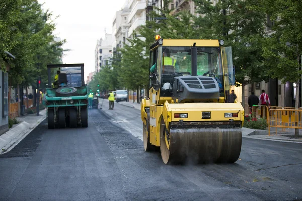 Уплотнитель тяжелых вибрационных роликов на асфальтобетонных работах на r — стоковое фото