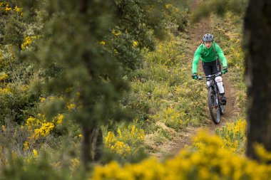 Malaga, İspanya - 30 Mart: Bilinmeyen yarışçı dağ bisikleti 