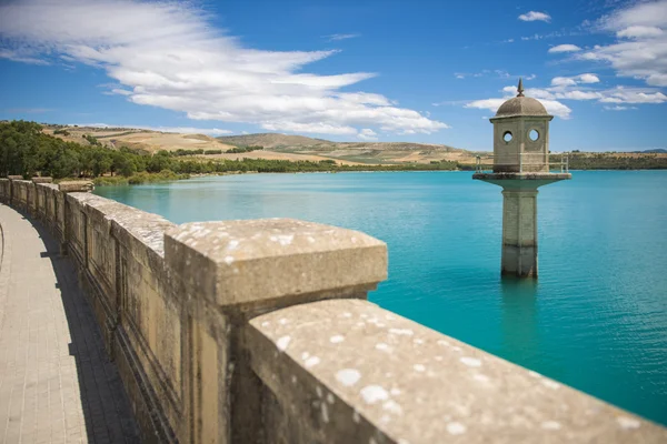 Dam whit blauwe hemel — Stockfoto