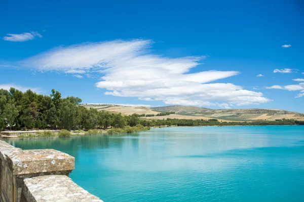 Panorámica de una presa. Cielo azul —  Fotos de Stock