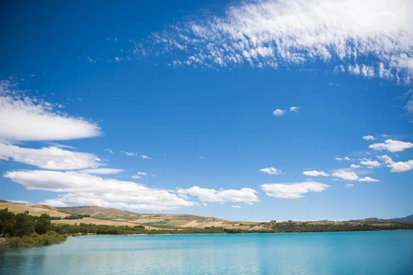 Lake whit blauwe hemel. — Stockfoto