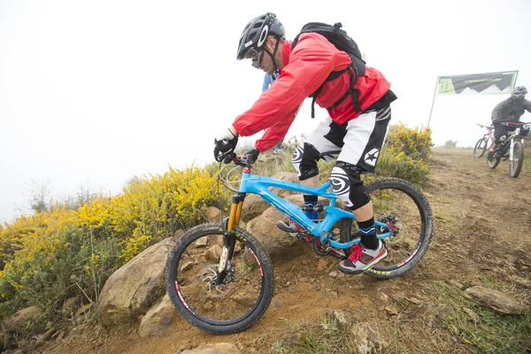 MALAGA, España - 30 DE MARZO: Corredor desconocido en la competición de la bicicleta de montaña "BIG RIDE Open de Spain de Enduro" el 30 de marzo de 2014 en Málaga, España —  Fotos de Stock