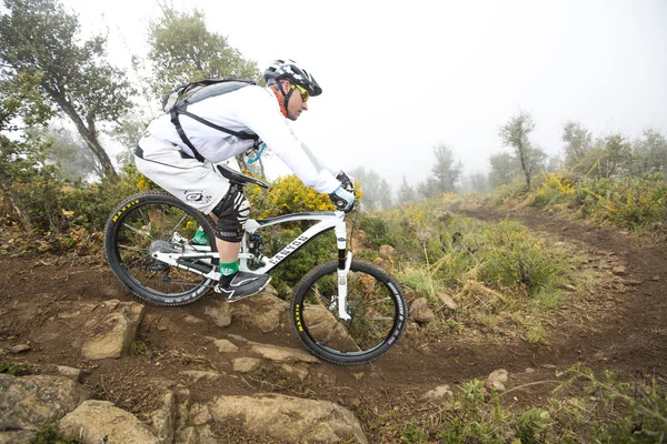 MALAGA, España - 30 DE MARZO: Corredor desconocido en la competición de la bicicleta de montaña "BIG RIDE Open de Spain de Enduro" el 30 de marzo de 2014 en Málaga, España — Foto de Stock