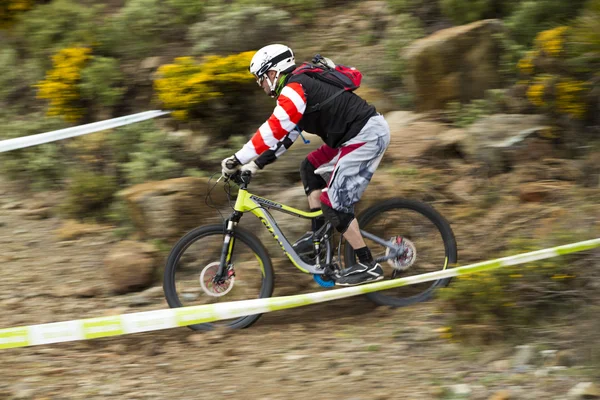 Malaga, Španělsko - 30. března: Neznámý závodník na soutěž horské kolo "Velká jízda Open de Španělsko de Enduro" na 30 března 2014 v Malaze, Španělsko — Stock fotografie