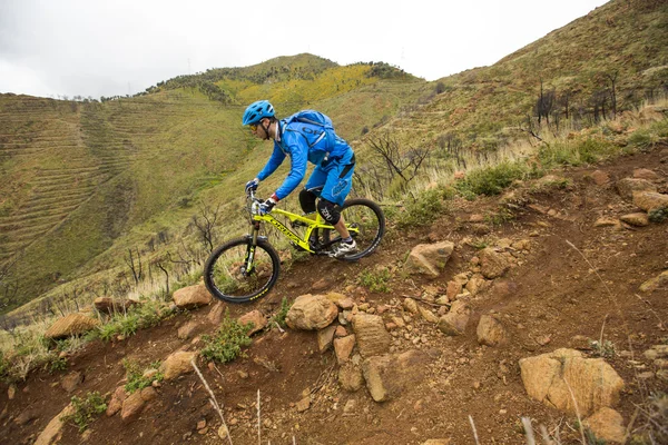 MALAGA, España - 30 DE MARZO: Corredor desconocido en la competición de la bicicleta de montaña "BIG RIDE Open de Spain de Enduro" el 30 de marzo de 2014 en Málaga, España —  Fotos de Stock