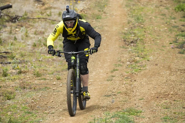 Malaga, Spanien - 30 mars: Okänd racer på konkurrensen av mountainbike "Big Ride öppna de Spanien de Enduro" den 30 mars 2014 i Malaga, Spanien — Stockfoto