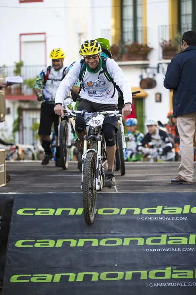 Malaga, İspanya - 30 Mart: Bilinmeyen yarışçı dağ bisikleti "Büyük yolculuk açık de İspanya de Enduro" 30 Mart 2014 tarihinde Malaga, İspanya rekabet — Stok fotoğraf