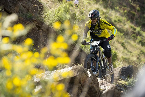 Malaga, Španělsko - 30. března: Neznámý závodník na soutěž horské kolo "Velká jízda Open de Španělsko de Enduro" na 30 března 2014 v Malaze, Španělsko — Stock fotografie