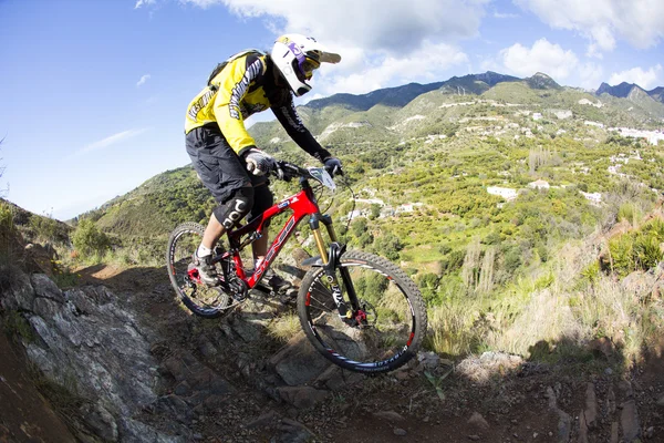 Malaga, spanien - 30. märz: unbekannter rennfahrer beim wettbewerb des mountainbikes "big ride open de spain de enduro" am 30. märz 2014 in malaga, spanien — Stockfoto