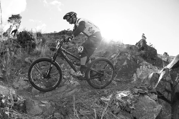 Malaga, Španělsko - 30. března: Neznámý závodník na soutěž horské kolo "Velká jízda Open de Španělsko de Enduro" na 30 března 2014 v Malaze, Španělsko — Stock fotografie