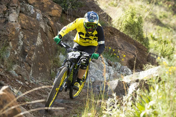 Malaga, Španělsko - 30. března: Neznámý závodník na soutěž horské kolo "Velká jízda Open de Španělsko de Enduro" na 30 března 2014 v Malaze, Španělsko — Stock fotografie