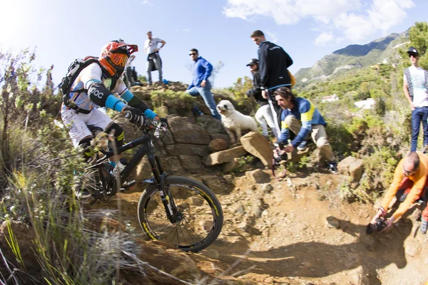 Malaga, spanien - 30. märz: unbekannter rennfahrer beim wettbewerb des mountainbikes "big ride open de spain de enduro" am 30. märz 2014 in malaga, spanien — Stockfoto