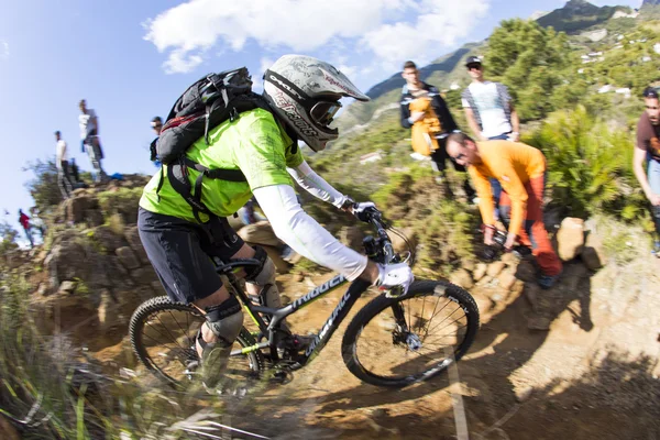 Malaga, spanien - 30. märz: unbekannter rennfahrer beim wettbewerb des mountainbikes "big ride open de spain de enduro" am 30. märz 2014 in malaga, spanien — Stockfoto