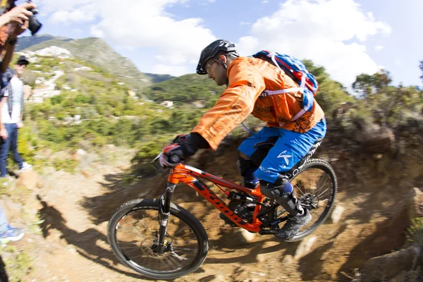 Malaga, spanien - 30. märz: unbekannter rennfahrer beim wettbewerb des mountainbikes "big ride open de spain de enduro" am 30. märz 2014 in malaga, spanien — Stockfoto