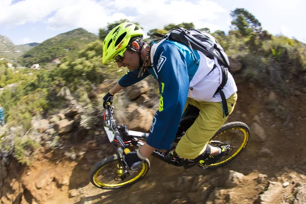 MALAGA, Espanha - MARÇO 30: Piloto desconhecido na competição da bicicleta de montanha "BIG RIDE Open de Spain de Enduro" em 30 de março de 2014 em Málaga, Espanha — Fotografia de Stock