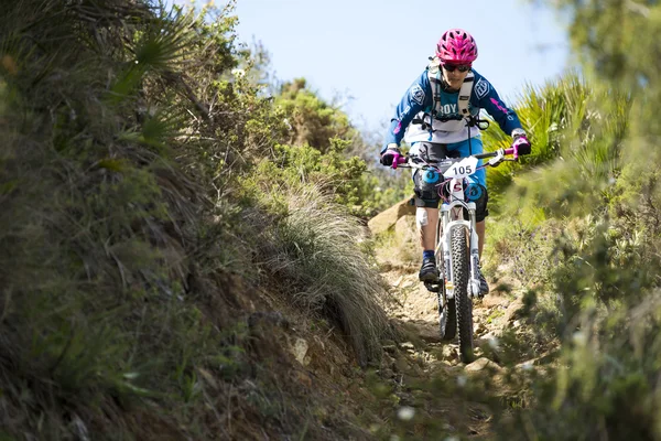 Malaga, spanien - 30. märz: unbekannter rennfahrer beim wettbewerb des mountainbikes "big ride open de spain de enduro" am 30. märz 2014 in malaga, spanien — Stockfoto