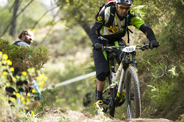 MALAGA, España - 30 DE MARZO: Corredor desconocido en la competición de la bicicleta de montaña "BIG RIDE Open de Spain de Enduro" el 30 de marzo de 2014 en Málaga, España — Foto de Stock