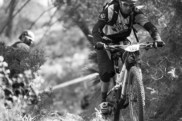 Malaga, Spanien - 30 mars: Okänd racer på konkurrensen av mountainbike "Big Ride öppna de Spanien de Enduro" den 30 mars 2014 i Malaga, Spanien — Stockfoto