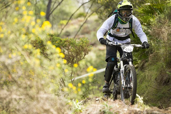 Malaga, spanien - 30. märz: unbekannter rennfahrer beim wettbewerb des mountainbikes "big ride open de spain de enduro" am 30. märz 2014 in malaga, spanien — Stockfoto