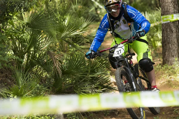 MALAGA, España - 30 DE MARZO: Corredor desconocido en la competición de la bicicleta de montaña "BIG RIDE Open de Spain de Enduro" el 30 de marzo de 2014 en Málaga, España — Foto de Stock