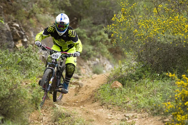 Malaga, Spanien - 30 mars: Okänd racer på konkurrensen av mountainbike "Big Ride öppna de Spanien de Enduro" den 30 mars 2014 i Malaga, Spanien — Stockfoto