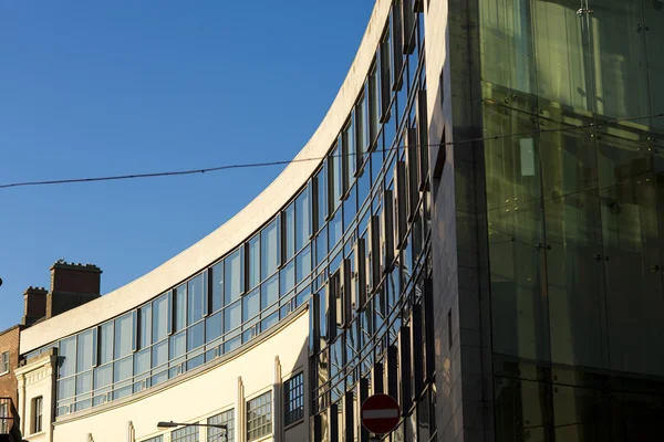 Immeubles de bureaux dans le paysage urbain avec un bleu ciel — Photo