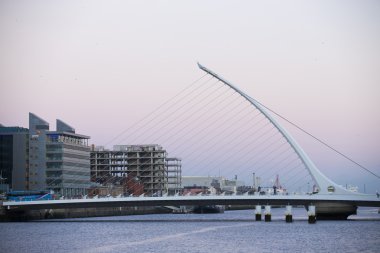 Samuel Beckett köprü Dublin Liffey Nehri üstünden geçiyor..