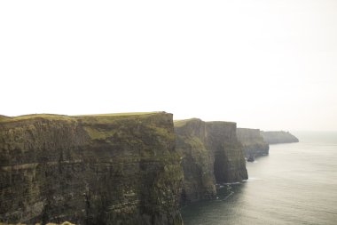 Clare, İrlanda 'da anne kayalıkları