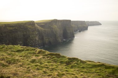 Clare, İrlanda 'da anne kayalıkları