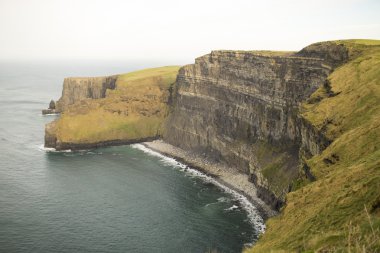 Clare, İrlanda 'da anne kayalıkları