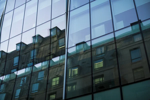 Edificios de oficinas en paisaje urbano con un cielo azul —  Fotos de Stock