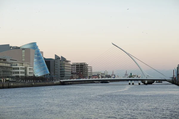 El puente Samuel Beckett cruza el río Liffey en Dublín . — Foto de Stock