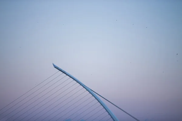 El puente Samuel Beckett cruza el río Liffey en Dublín . — Foto de Stock