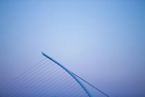 Samuel Beckett 橋は、ダブリンのリフィー川を交差させる. — ストック写真