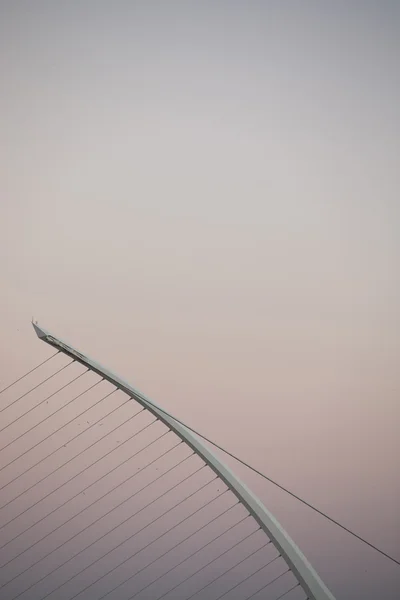 Le pont Samuel Beckett traverse la rivière Liffey à Dublin . — Photo