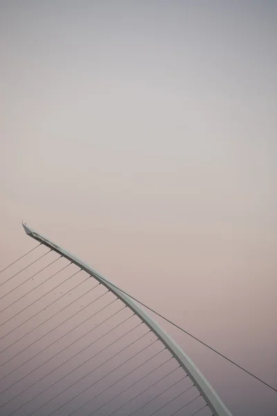 El puente Samuel Beckett cruza el río Liffey en Dublín . —  Fotos de Stock