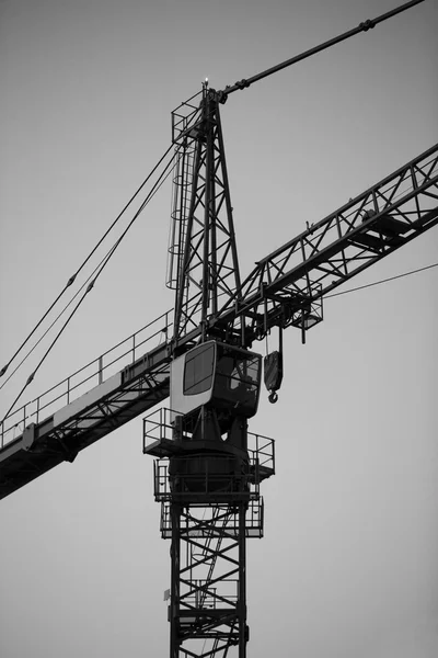 Crane na esquina. Imagem em preto e branco . — Fotografia de Stock