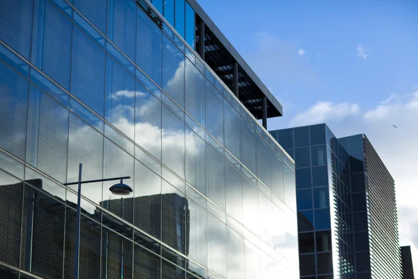 Immeubles de bureaux dans le paysage urbain avec un bleu ciel — Photo