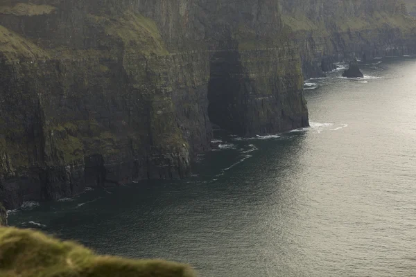 Falésias de fossa no condado de Clare, Irlanda — Fotografia de Stock