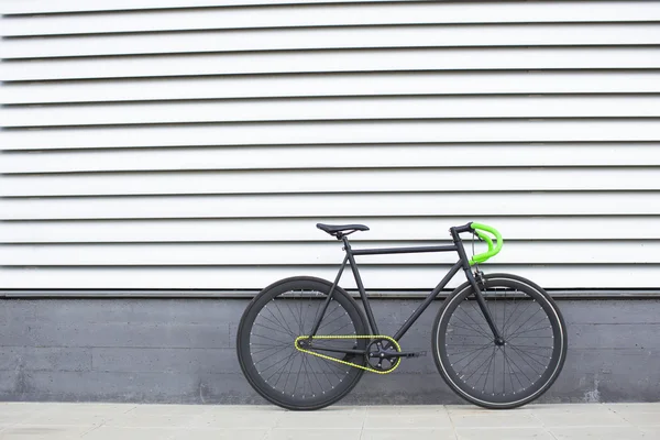 都市の背景にピスト自転車。固定自転車. — ストック写真