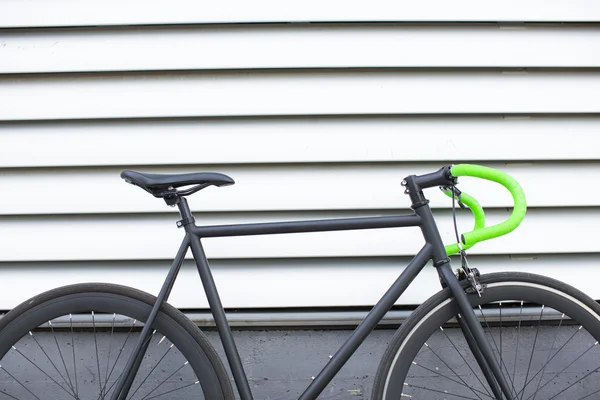 Fixie rower na tle miejskich. Stałe rower. — Zdjęcie stockowe