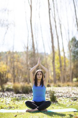 Yoga kadın ormanda.