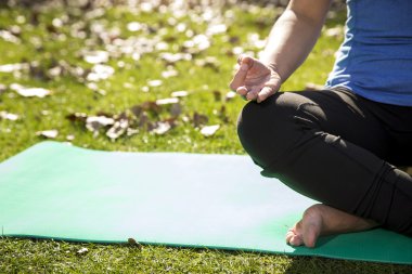 Yoga kadın ormanda.