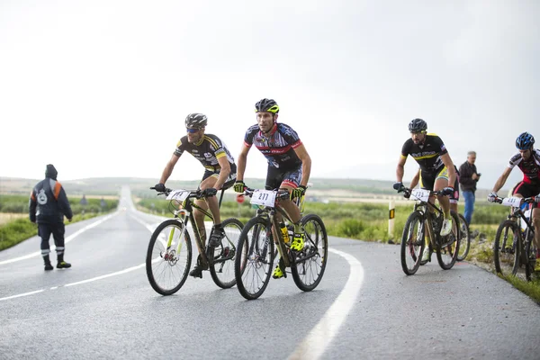 Granada, spanien - 1. juni: unbekannter rennfahrer beim wettbewerb des mountainbikes "la mamut padul bike" am 1. juni 2014 in granada, spanien — Stockfoto