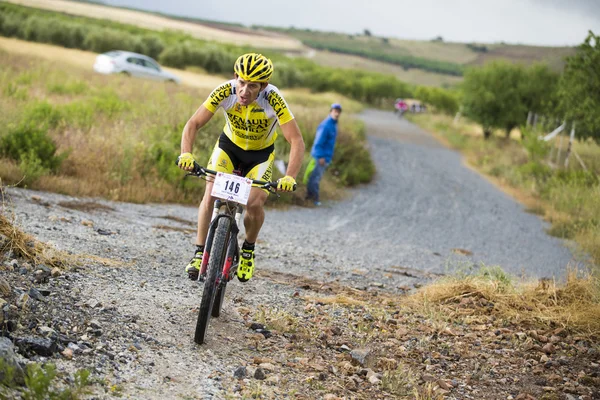 Granada, Spanien - 1 juni: Okänd racer på konkurrensen av mountainbike "La Mamut Padul Bike" på 1 juni 2014 i Granada, Spanien — Stockfoto