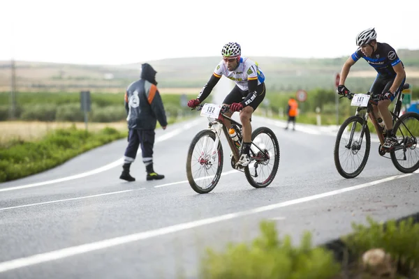 Granada, Spanyolország - június 1-én: Ismeretlen versenyző a verseny a mountain bike "La Mamut Pintácsi Sándorné Bike" a június 1-jén 2014, Granada, Spanyolország — Stock Fotó