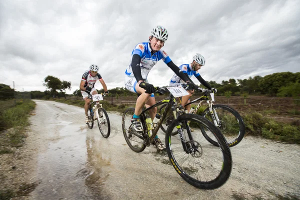 Granada, Spanien - 1 juni: Okänd racer på konkurrensen av mountainbike "La Mamut Padul Bike" på 1 juni 2014 i Granada, Spanien — Stockfoto