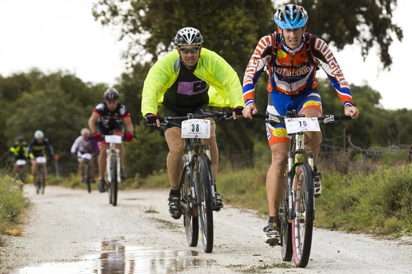 Granada, spanien - 1. juni: unbekannter rennfahrer beim wettbewerb des mountainbikes "la mamut padul bike" am 1. juni 2014 in granada, spanien — Stockfoto