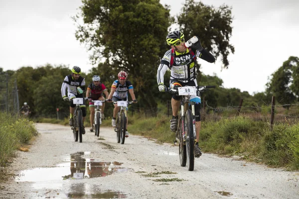 Granada, Spanien - 1 juni: Okänd racer på konkurrensen av mountainbike "La Mamut Padul Bike" på 1 juni 2014 i Granada, Spanien — Stockfoto
